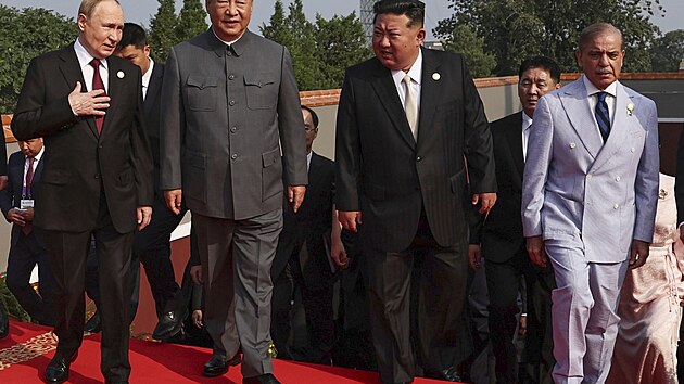 Vdci Si in-pching, Kim ong-un a Vladimir Putin na ervenm koberci na vojensk pehldce v Pekingu (3. z 2025)