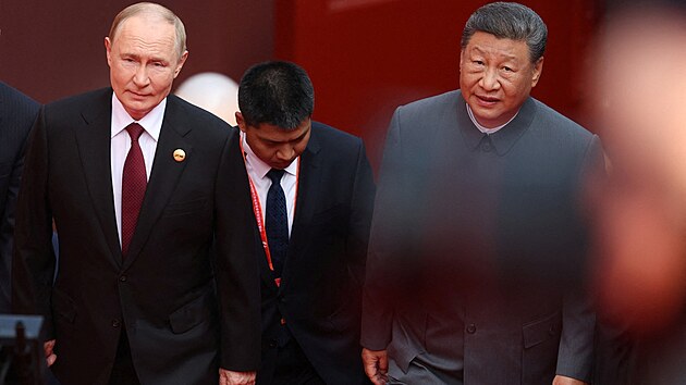Ruský prezident Vladimir Putin s �ínským prezidentem Si �in-pchingem na...