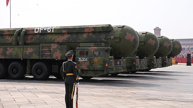 Vojensk� p�ehl�dka v Pekingu. Na sn�mku mezikontinent�ln� balistick� raketa DF-61 (3. z��� 2025)