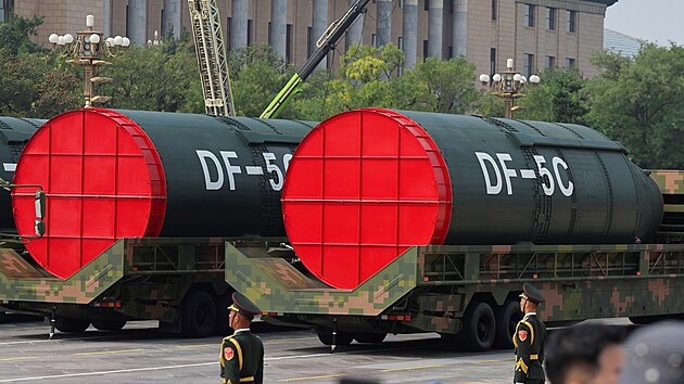Vojensk� p�ehl�dka v Pekingu. Na sn�mku rakety DF-5C (3. z��� 2025) 