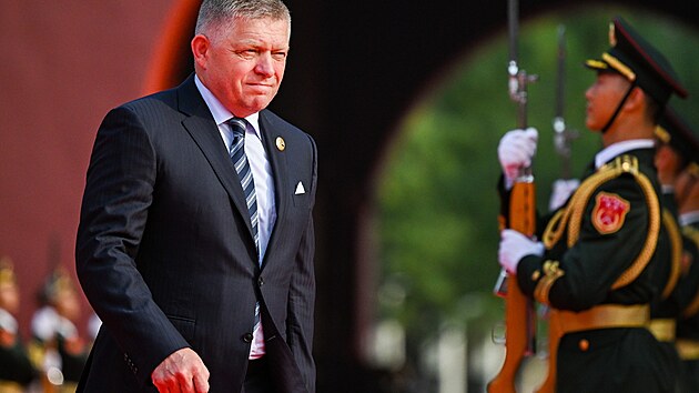 Slovensk� premi�r Robert Fico na ��nsk� vojensk� p�ehl�dce. (3. z��� 2025)