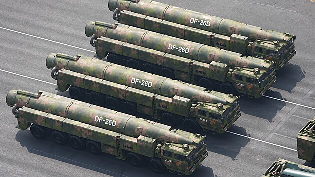 Vojensk� p�ehl�dka v Pekingu. DF-26D je protilodn� balistick� st�ela. (3. z��� 2025)