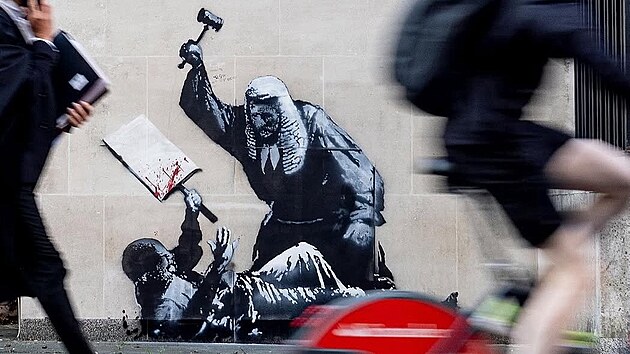 Nov� Banksyho d�lo na soudn� budov� zpodob�uje soudce bij�c�ho demonstranta. (8. z��� 2025)