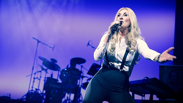 Lisa Harter pin celosvtov spnou a pikovou Celine The Show, kter je poctou Celine Dion, i do esk republiky