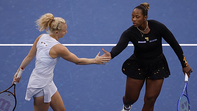 Kate�ina Siniakov� a Taylor Townsendov� b�hem �tvrtfin�le deblu na US Open