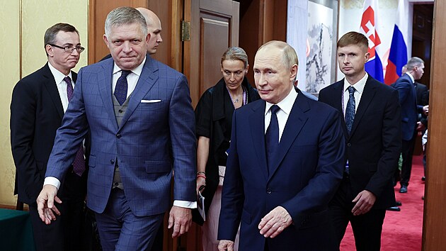 Slovensk� premi�r Robert Fico se v ��n� se�el s rusk�m dikt�torem Vladimirem Putinem. (2. z��� 2025)