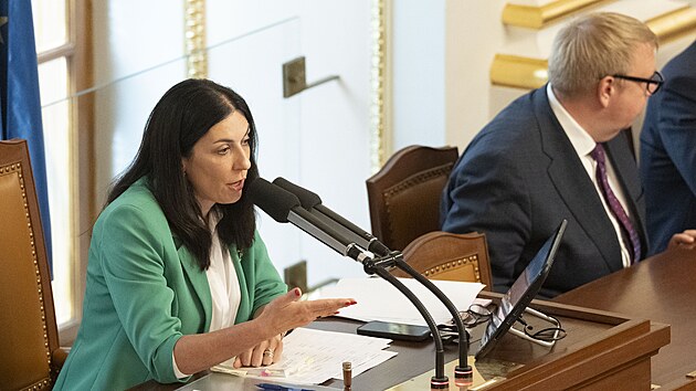 P�edseda ANO Andrej Babi� se dom�hal p�ednostn�ho vystoupen�, i kdy� se jin� k n�mu p�ihl�sili d��ve p�semn�. ��fka Sn�movny Mark�ta Pekarov� Adamov� odm�tli Babi�ovi prvn� vystoupen� ud�lit a pohrozila mu, �e ho nech� vyv�st, kdy� to neakceptoval.