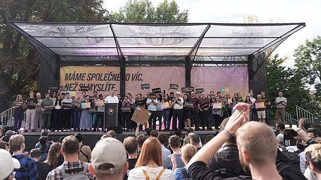 Zah�jen� hork� ��sti kampan� Pir�t� na pra�sk� �tvanici.