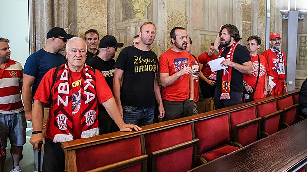 Na jedn�n� brn�nsk�ho zastupitelstva dorazili fanou�ci fotbalov� Zbrojovky orodovat za stavbu nov�ho stadionu za Lu��nkami. (9. z��� 2025)