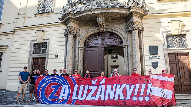 Na jedn�n� brn�nsk�ho zastupitelstva dorazili fanou�ci fotbalov� Zbrojovky orodovat za stavbu nov�ho stadionu za Lu��nkami. (9. z��� 2025)