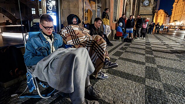 Dlouhá fronta lidí �ekajících zhruba okolo �tvrté hodiny ráno u Starom�stské...