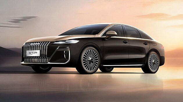 Roewe M7 DMH je prvn�m s�riov� vyr�b�n�m ��nsk�m autem, kter� p�i sv�m p�soben� v koncernu SAIC Motor vytvo�ila slovensk� design�rsk� hv�zda Jozef Kaba�. Jedn� se o v�razn� p�epracovanou verzi t�m�� p�timetrov�ho sedanu s plug-in hybridn�m pohonem. Vypad� trochu jako Audi A6, ale v ��n� i nejvybaven�j�� verze vyjde na necel�ch 340 tis�c korun, tedy levn�ji ne� u n�s z�kladn� �koda Fabia.