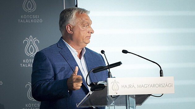 Ma�arsk� premi�r na m�tinku v obci K�tcse varoval voli�e p�ed prounijn� politikou P�tera Magyara. (7. z��� 2025)