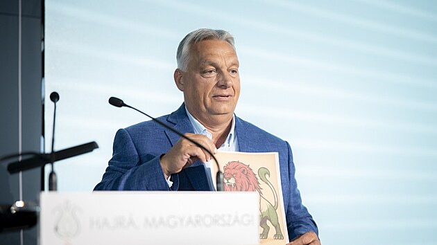 Ma�arsk� premi�r na m�tinku v obci K�tcse varoval voli�e p�ed prounijn� politikou P�tera Magyara. (7. z��� 2025)