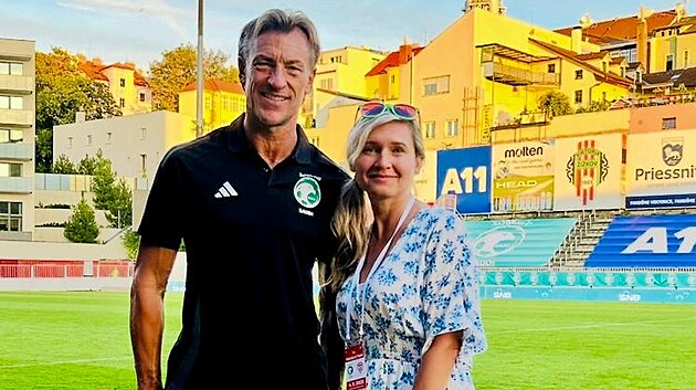 Trenér Hervé Renard a redaktorka iDNES.cz Lucie Machá�ová na stadionu Viktorie...