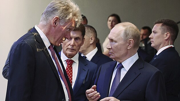 Rusk� prezident Vladimir Putin s mluv��m Kremlu Dmitrijem Peskovem p�i n�v�t�v� interaktivn� v�stavy. (4. z��� 2025)