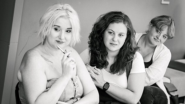 Jednou z novch tv Horckho divadla je Markta Bohadlov (uprosted). Tu divci uvid v inscenaci Delete_smazno_nic.