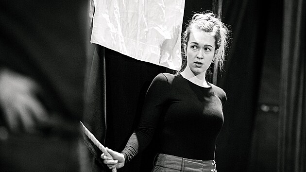 Dal posilou je hereka Veronika upejov, je se pedstav napklad ve he Velbloud v zemi nikoho.