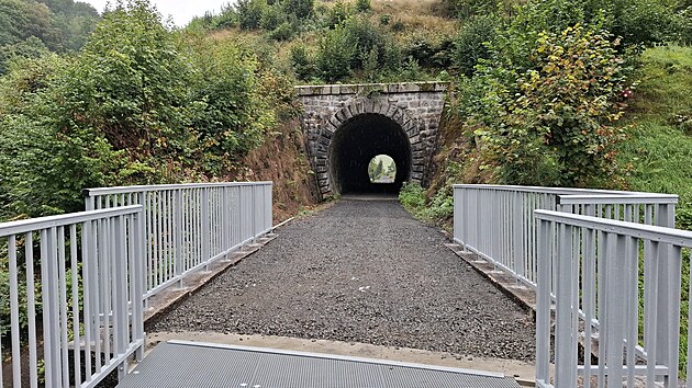 Tunel na n�kdej�� �elezni�n� trati bude l�kadlem hlavn� pro mal� cyklisty. (2. z��� 2025)