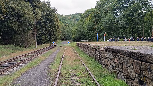 N�kdej�� �elezni�n� tra� mezi Loktem a Horn�m Slavkovem prom�nila Spr�va �eleznic na cyklostezku. (2. z��� 2025)