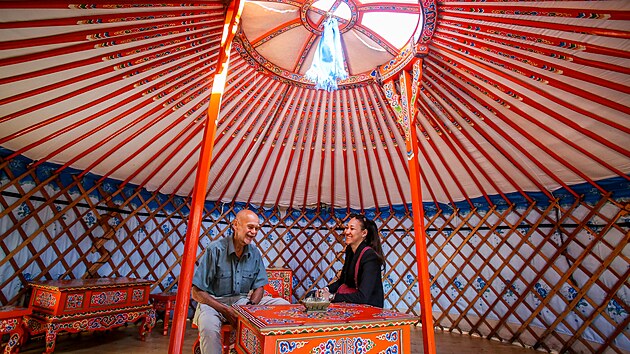 Buddhistick jurta je v Teboni pod bvalou vodrenskou v. Na snmku Milan Kleka se svou dcerou Anudar. (3. z 2025)