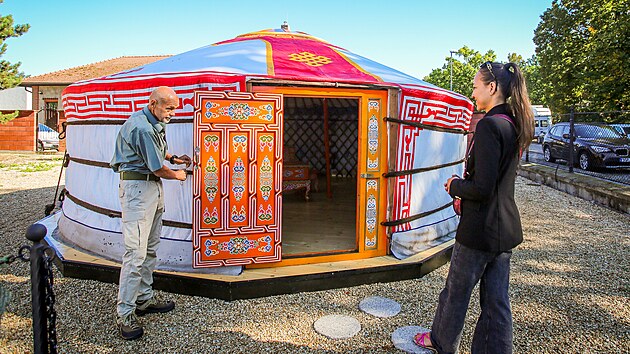 Buddhistick jurta je v Teboni pod bvalou vodrenskou v. Na snmku Milan Kleka se svou dcerou Anudar. (3. z 2025)