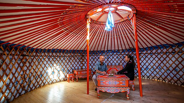 Buddhistick jurta je v Teboni pod bvalou vodrenskou v. Na snmku Milan Kleka se svou dcerou Anudar. (3. z 2025)