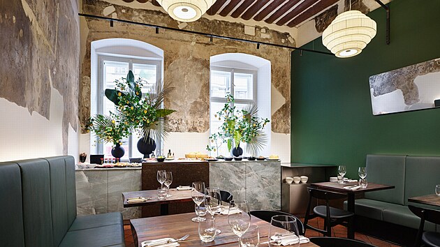 Zelená barva v restauraci U Zelené �áby chyb�t nem��e...