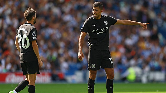 Z�lo�n�k Manchesteru City Rodri (vpravo) ud�l� pokyny sv�m spoluhr���m.