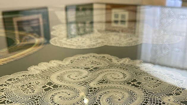 Vstava Umn a design manel Sedlkovch / Krajka pro Marii pipomn do jna 2025 ve Vamberku a Rychnov nad Knnou osobnost prvorepublikov tvrkyn Marie Sedlkov-Serbouskov.