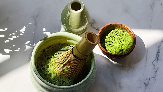 Tradi�n� servis pro pod�v�n� �aje matcha