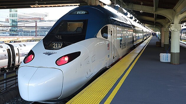 Inaugura�ní jízda rychlovlaku NextGen Acela, na snímku na nádra�í ve Filadelfii...
