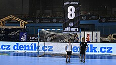 Rozlu�ka Ji�ího Motla. Klub slavnostn� vy�adil jeho dres s �íslem 8.