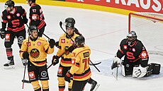 Hokejisté týmu Lulea slaví gól do sít� spar�anského branká�e Jakuba Ková�e