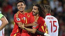 Marc Cucurella (vpravo) oslavuje se spoluhrá�i sv�j gól. Vlevo je Martin...