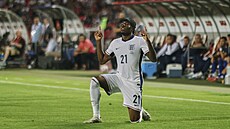 Noni Madueke oslavuje sv�j gól na h�i�ti Srbska.