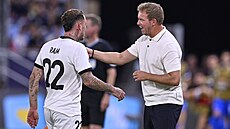 N�mecký kou� Julian Nagelsmann hovo�í s Davidem Raumem.