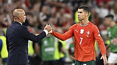ST�ÍDÁME. Cristiano Ronaldo jde ze hry, kou� Roberto Martínez mu d�kuje.