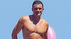 Herec Orlando Bloom letos v lét vyrazil na dovolenou po Evrop a na pláích...