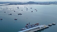 Torpédoborec USS Sampson DDG-102 u vjezdu do Panamského prplavu (30. srpna...