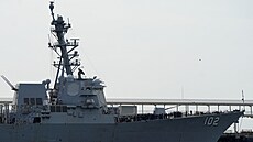 Torpédoborec USS Sampson DDG-102 u vjezdu do Panamského prplavu (30. srpna...