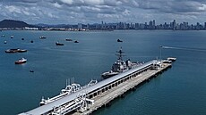 Torpédoborec USS Sampson DDG-102 u vjezdu do Panamského pr�plavu (30. srpna...