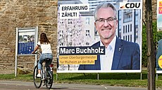 P�edvolební plakát favorizované CDU p�ed hlasováním v Severním...