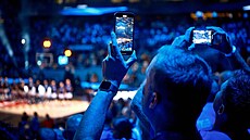 Fanouci na zaátku utkání mezi Estonskem a Tureckem na EuroBasketu v Rize.