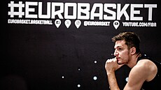 Vít Krej�í p�ed zápasem s Loty�skem na EuroBasketu.