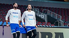 Vojt�ch Hruban a Tomá� Kyzlink p�ed zápasem se Srbskem na EuroBasketu.