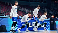 �e�tí basketbalisté se rozcvi�ují p�ed zápasem se Srbskem na EuroBasketu.