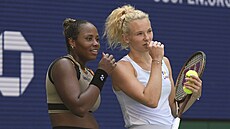 Taylor Townsendová a Kateina Siniaková ve finále tyhry na US Open.