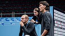 Michal ob a Jií Welsch sledují trénink eské reprezentace na EuroBasketu.