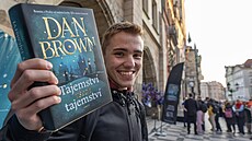 Na novou knihu spisovatele Dana Browna �ekaly stovky lidí. (9. �íjna 2025)